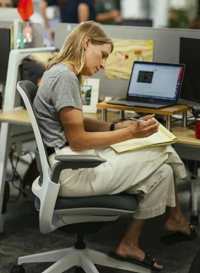 womain-working-at-desk120