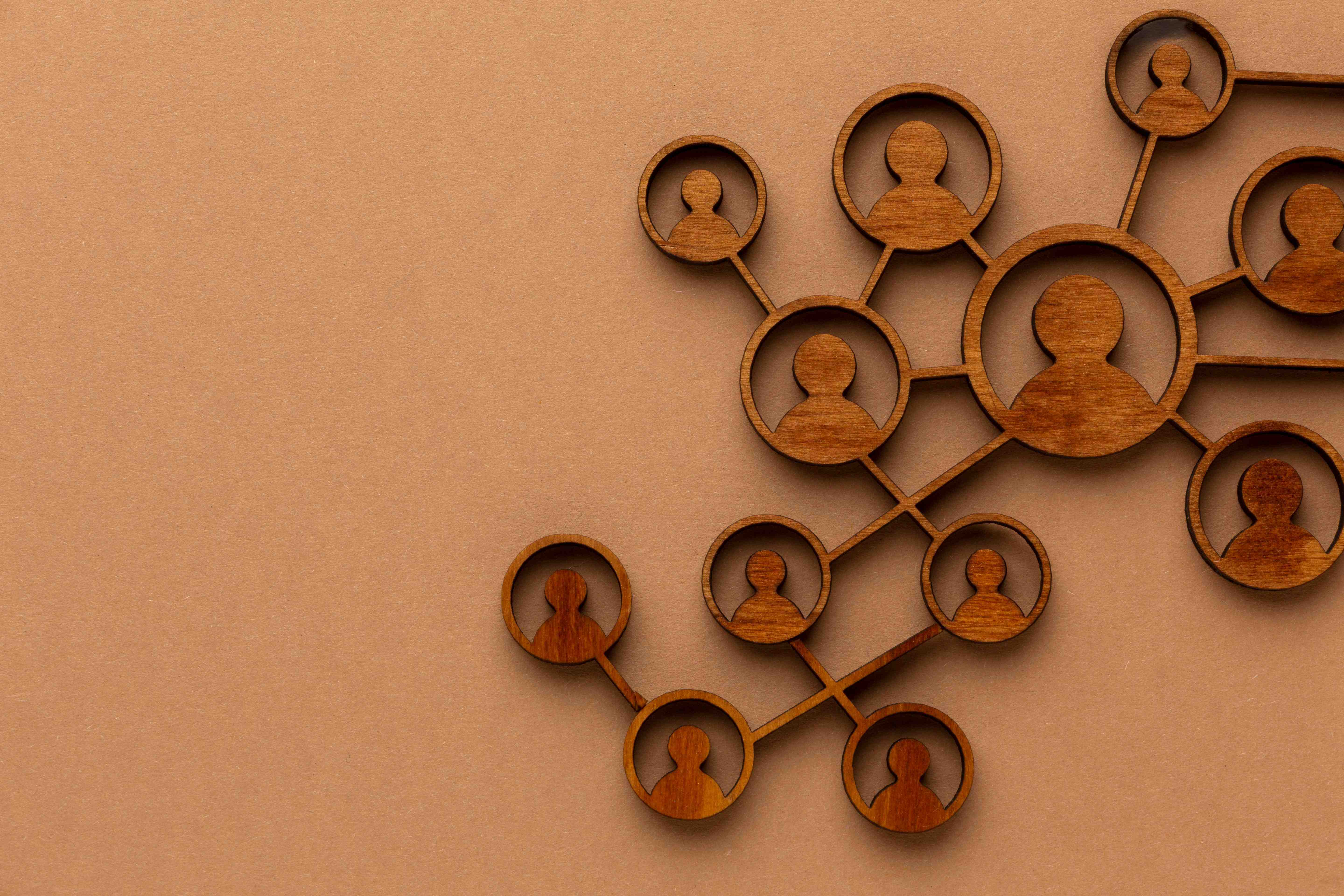 Wooden icons of people, image by Freepiks.
