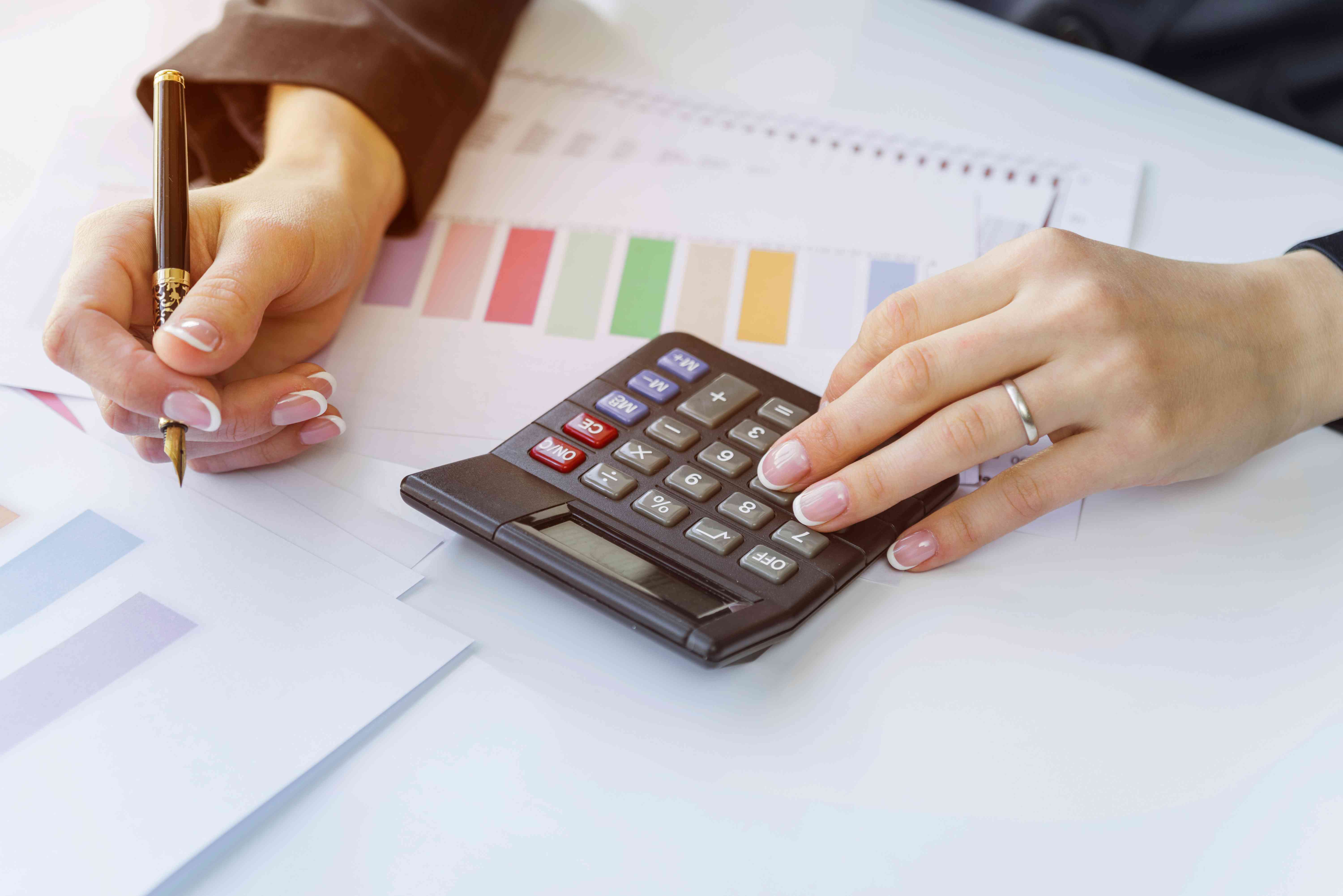 Broker calculating costs, image by Freepik.