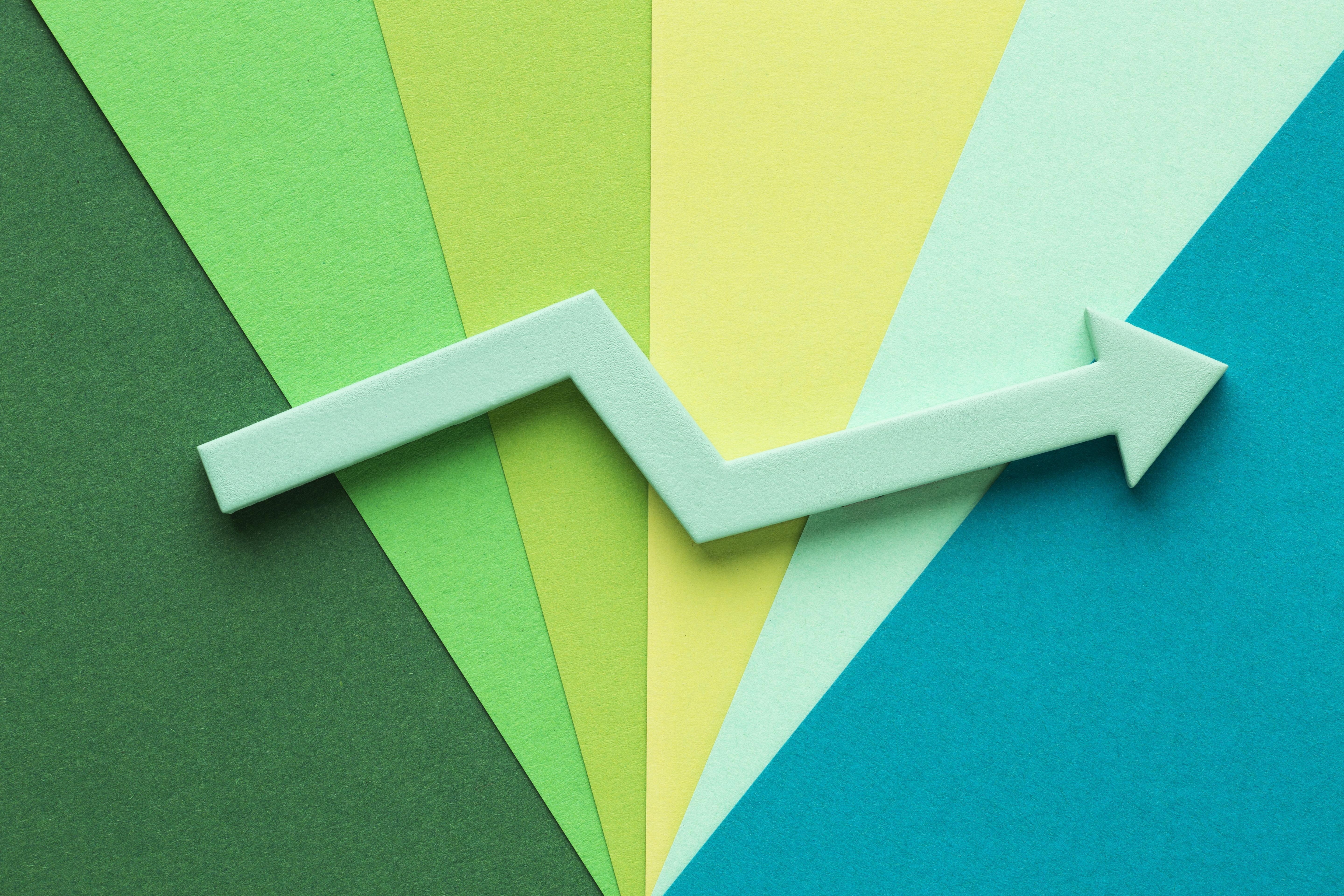 Dynamic arrow graphic, image by Freepik.