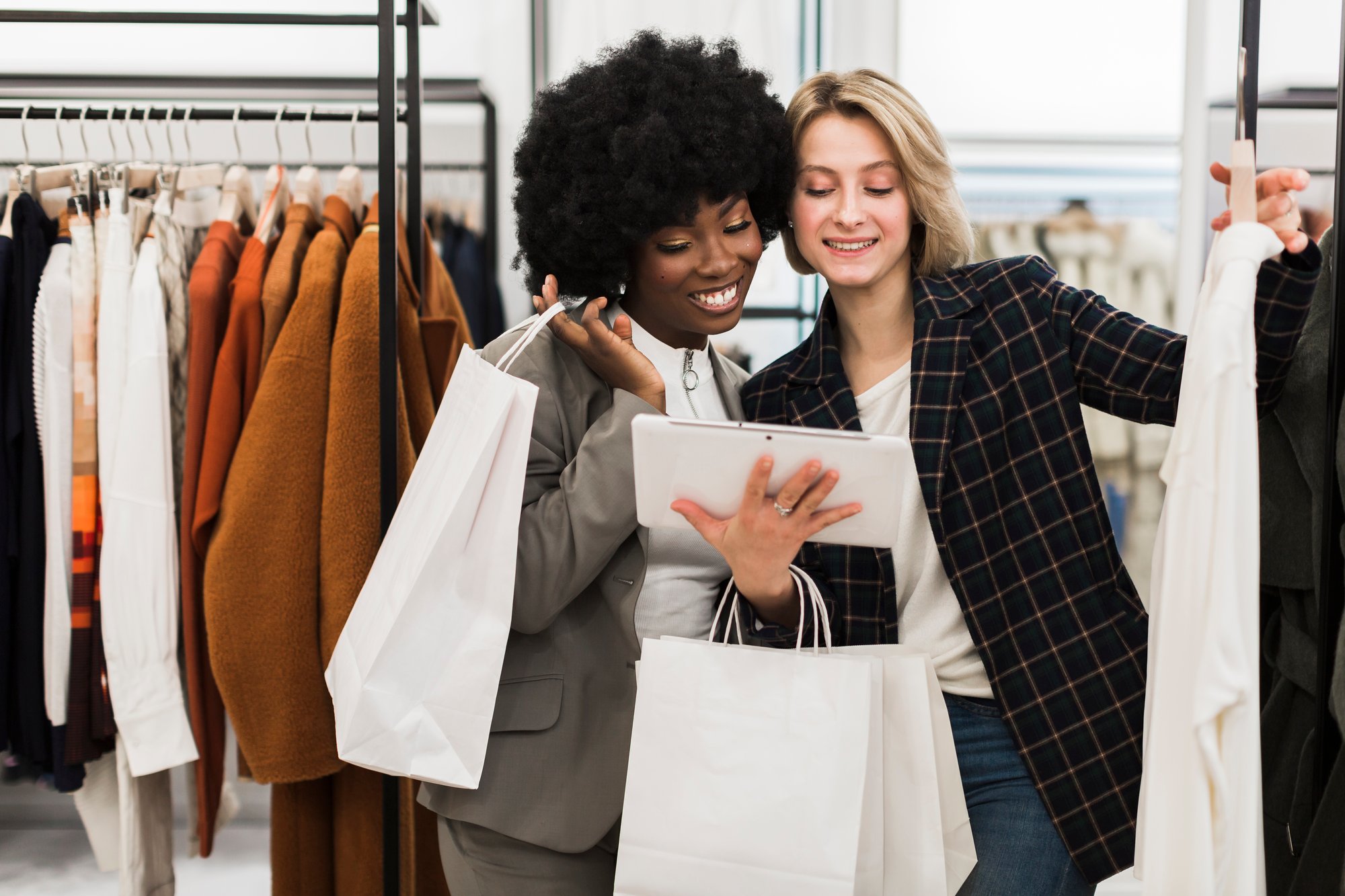 young-woman-friend-shopping-together